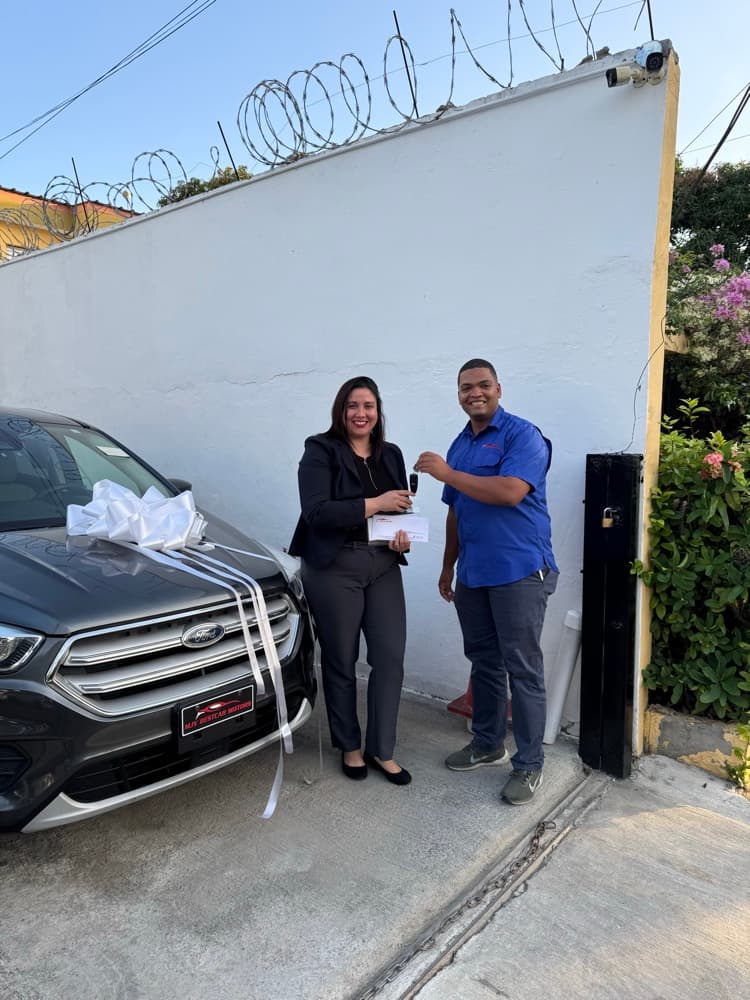 Cliente feliz recibiendo su vehículo